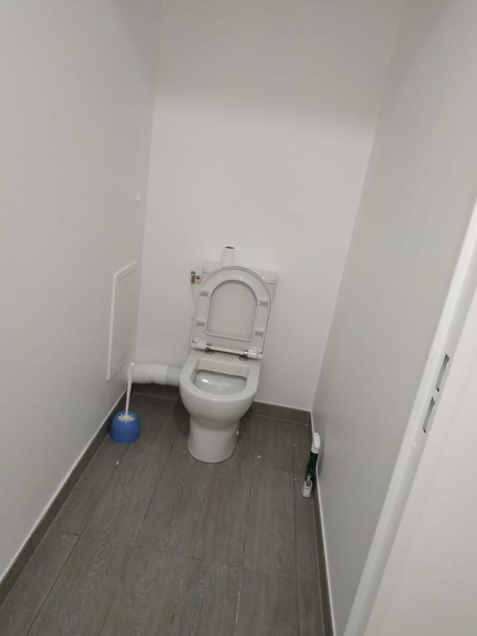 Chambre Privee Dans Un Nouvel Appartement Partage Pres De Paris Avec Parking Gratuit Chevilly-Larue Eksteriør billede